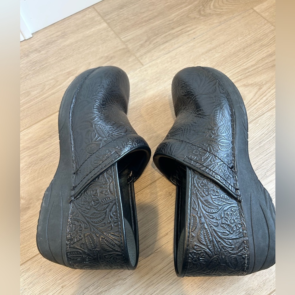 Dansko Black Floral Embossed Leather Comfort Clog Xp 2.0 Size US 9.5 EU 41 - Picture 11 of 13